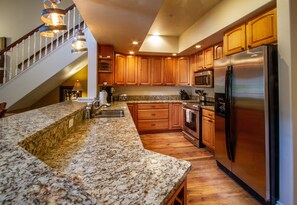 Kylskåp, mikrovågsugn, ugn och spishäll