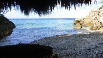 Sur la plage, chaise longue, serviettes de plage