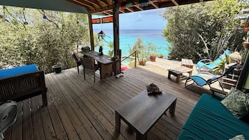 屋外ダイニングエリア