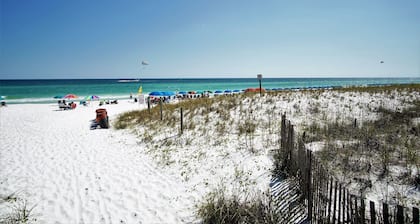 9-16 de junio ahora disponible .. Hermosa playa privada. Paraguas / sillas incluidas.