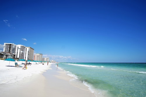 Townhouse condo. 3 min walk to private beach.  1 min walk to pool. 