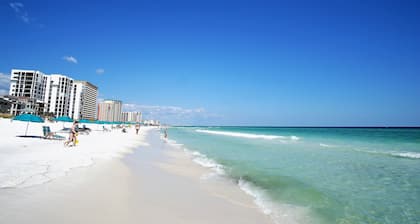 Townhouse condo. 3 min walk to private beach. 1 min walk to pool.