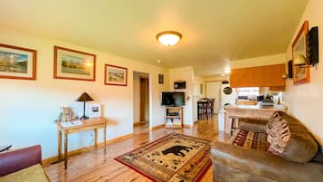 Smart-TV, DVD-spiller og bøker