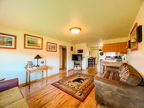 Smart TV, DVD player, books - Firehole Cottage ~ Cozy Home To Visit, With The Comforts & Privacy Of Your Own (West Yellowstone)