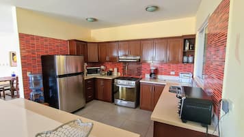 Réfrigérateur, micro-ondes, four, cafetiÚre/bouilloire