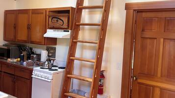 雪櫃、微波爐、焗爐、爐具