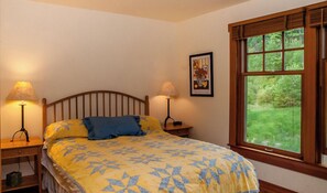 2 bedrooms, desk, iron/ironing board, travel cot