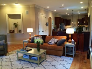 Televisión LCD, chimenea, reproductor de DVD, libros