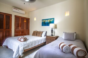 2 bedrooms, in-room safe, iron/ironing board, free WiFi - Beautiful and quiet condo in the heart of PDC, walk to the beach and 5a Avenida. (Playa del Carmen)