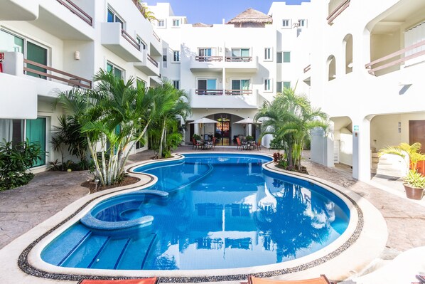 Outdoor pool - Beautiful and quiet condo in the heart of PDC, walk to the beach and 5a Avenida. (Playa del Carmen)