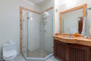 Hair dryer, towels, soap, shampoo - Beautiful and quiet condo in the heart of PDC, walk to the beach and 5a Avenida. (Playa del Carmen)