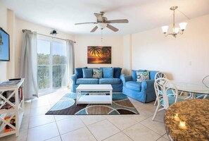 TV connectée, livres, espaces bureaux