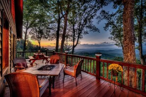 Outdoor dining - SWEEPING MOUNTAIN VIEWS-POOL TABLE & FOOSBALL-FIBER WIFI & OPEN + SCREENED DECKS (Murphy)