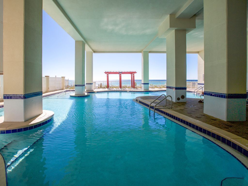 Een binnenzwembad en een buitenzwembad