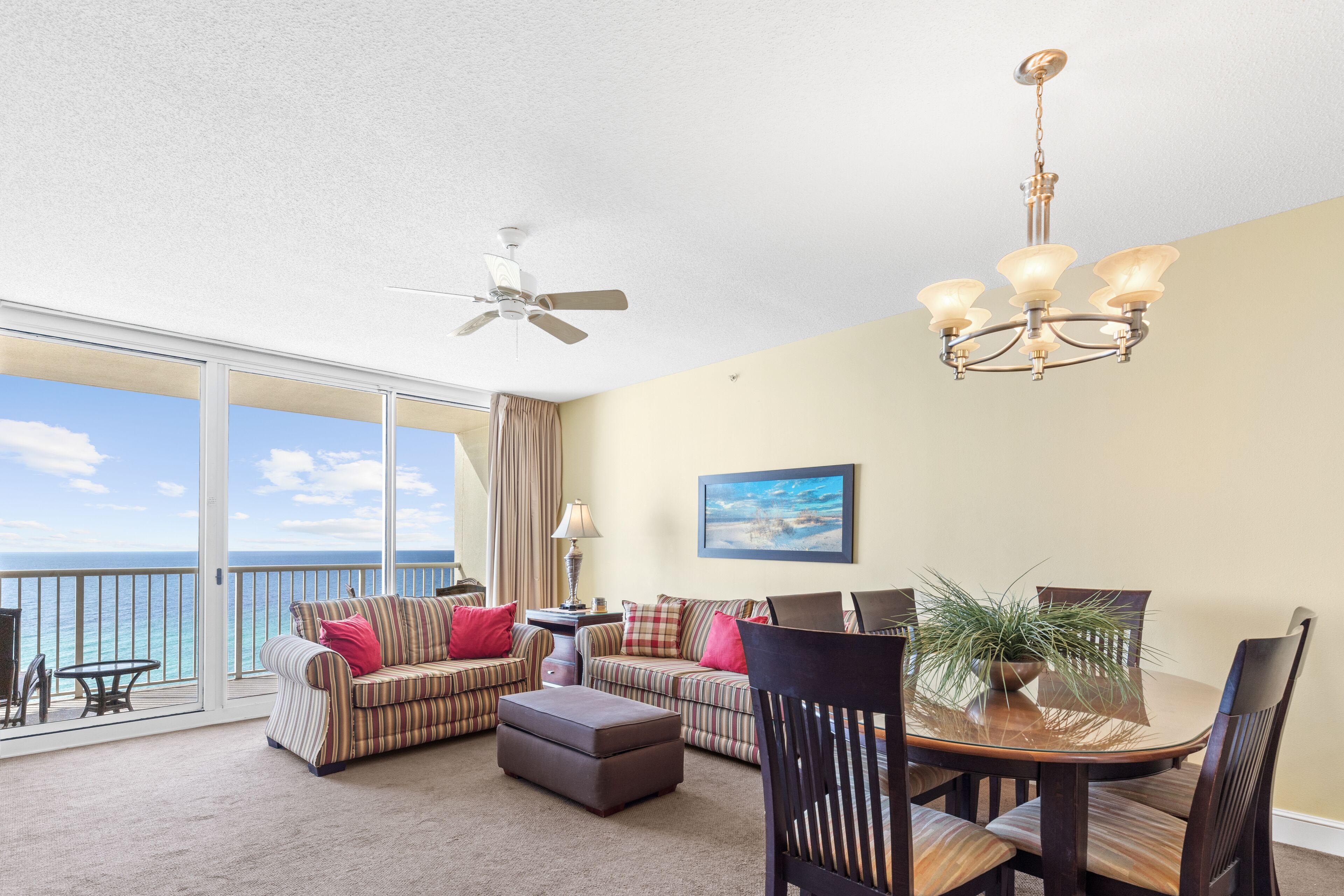 Smart-tv, een tafeltennistafel, boeken en een filmbibliotheek