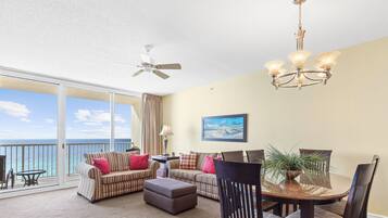 Smart-tv, een tafeltennistafel, boeken en een filmbibliotheek