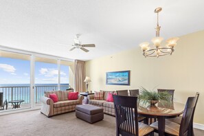 Älytelevisio, pöytätennispöytä, kirjoja, videokirjasto