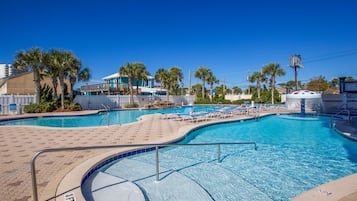 Alberca techada y alberca al aire libre