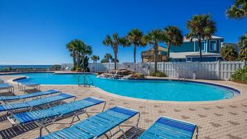 Een binnenzwembad, een buitenzwembad