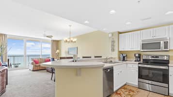 Een koelkast, een magnetron, een oven, een kookplaat