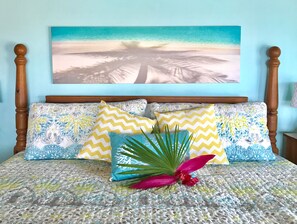 1 sovrum, värdeförvaringsskåp på rummet och skrivbord