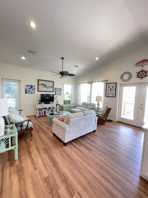 Tv, dvd-spelare, böcker och ett filmbibliotek