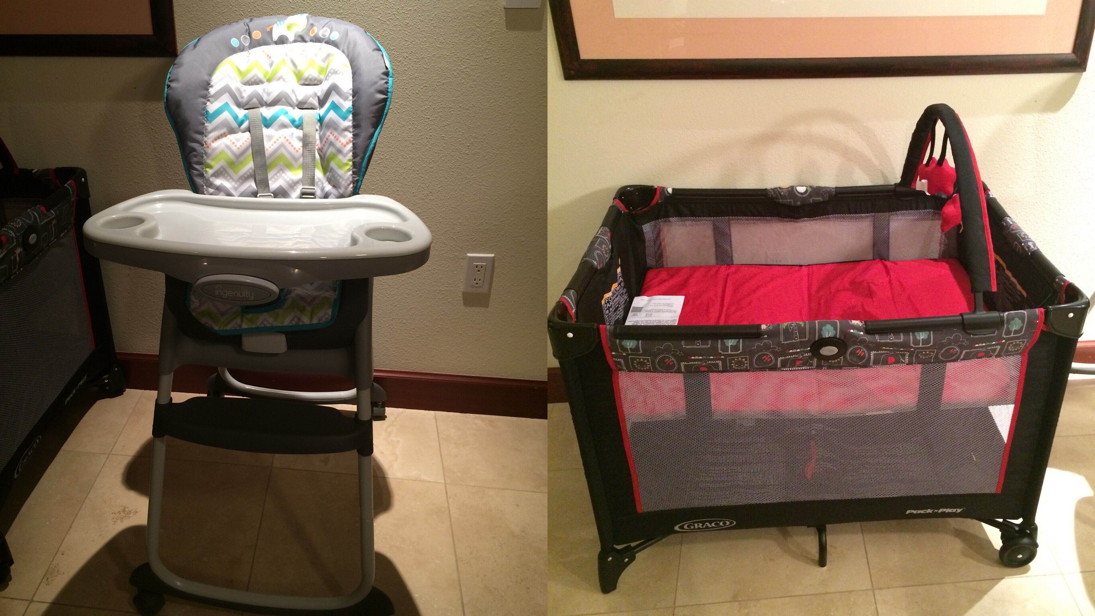 Une poussette pour bébé avec un haut dossier et un siège rembourré, un parc pour bébé avec un intérieur rouge et un sol carrelé.