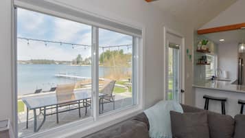 Een smart-tv en boeken