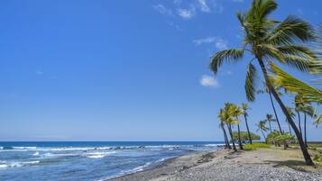 Aan het strand, ligstoelen aan het strand, strandlakens