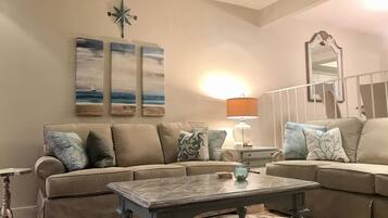 Smart TV, chimenea y libros