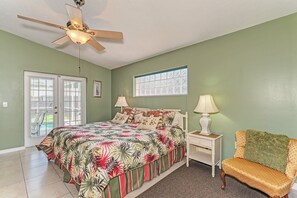 4 chambres, bureau, fer et planche à repasser, lit parapluie