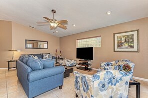 TV connectée, lecteur de DVD, livres