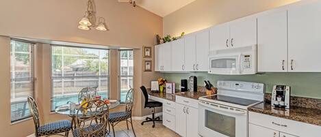 Een koelkast, een microgolfoven, een oven, een kookplaat