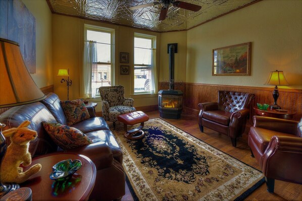 Smart TV, fireplace, books, stereo