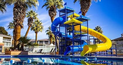 Cute & Clean Poolside Condo. Updated Spacious 2BR/2BA w/ pool walkout