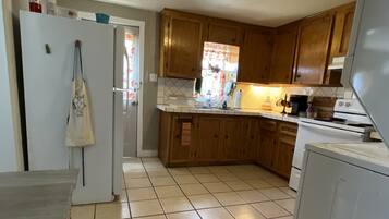 Køleskab, mikrobølgeovn, ovn, kogeplade