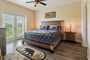1 bedroom, iron/ironing board, free WiFi, bed sheets - STAY NEAR THE STRIP, ONE MINUTE OFF PARKWAY WITH SENSATIONAL VIEWS. (pigeon forge)