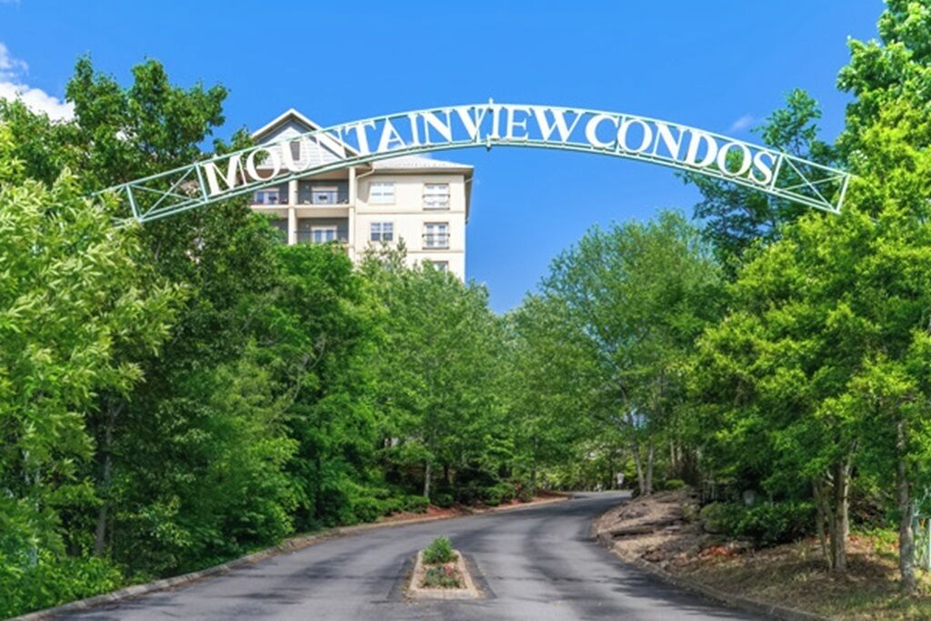 En väg som leder till Mountain View Condos, med en klarblå himmel.