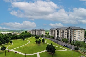 Exterior - STAY NEAR THE STRIP, ONE MINUTE OFF PARKWAY WITH SENSATIONAL VIEWS. (pigeon forge)