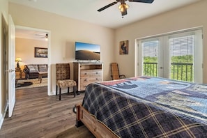 1 bedroom, iron/ironing board, free WiFi, bed sheets - STAY NEAR THE STRIP, ONE MINUTE OFF PARKWAY WITH SENSATIONAL VIEWS. (pigeon forge)