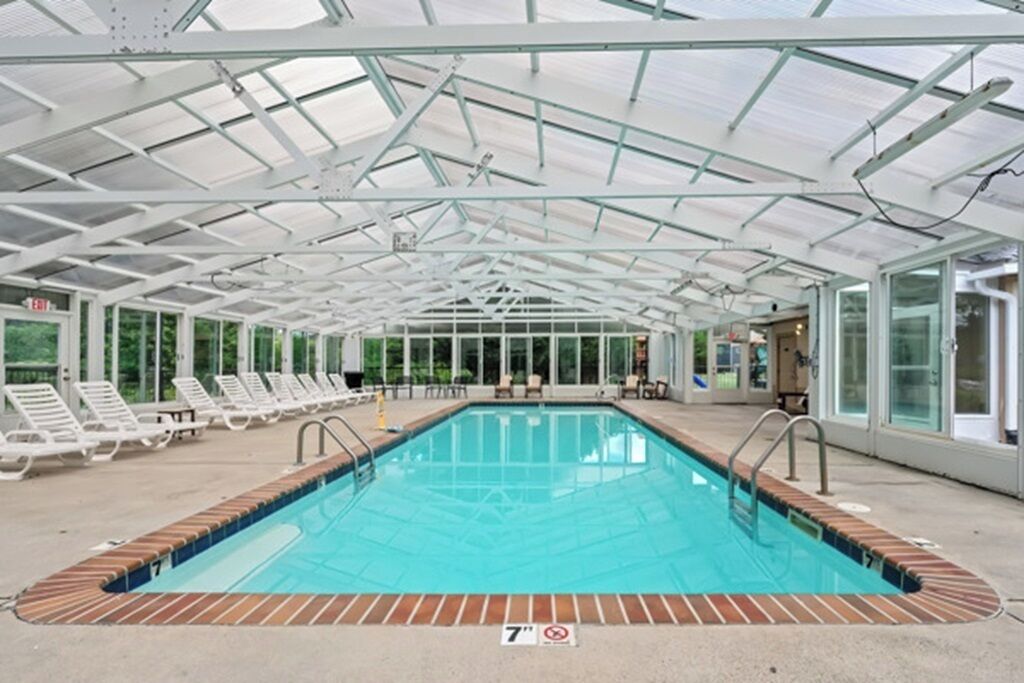 Innendørsbasseng og et oppvarmet basseng