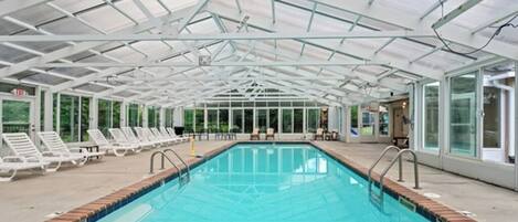 Een binnenzwembad, een verwarmd zwembad