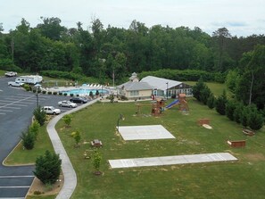 Sports court - STAY NEAR THE STRIP, ONE MINUTE OFF PARKWAY WITH SENSATIONAL VIEWS. (pigeon forge)