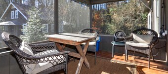 Lingerlong Cottage i centrala Brevard.  