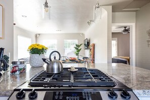 冷蔵庫、電子レンジ、オーブン、コンロ