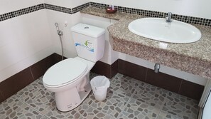 Standard-Doppelzimmer | Badezimmer | Dusche, kostenlose Toilettenartikel