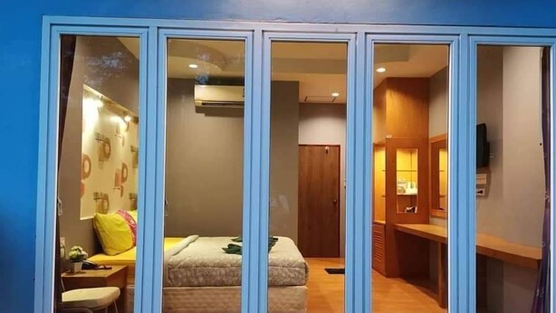 A room with a bed, a desk, and a wardrobe. - Arunee Resort Koh Chang (Ko Chang)