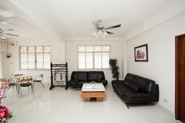 Living room - Top Hostel (Udon Thani)