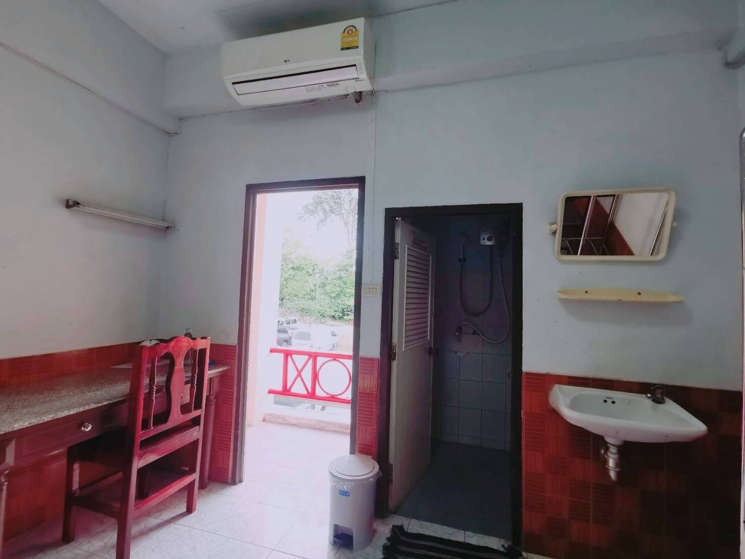 Standard Double Room With Fan | デスク、遮光カーテン、アイロン / アイロン台、WiFi (無料)