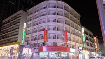 Voorkant accommodatie - avond/nacht